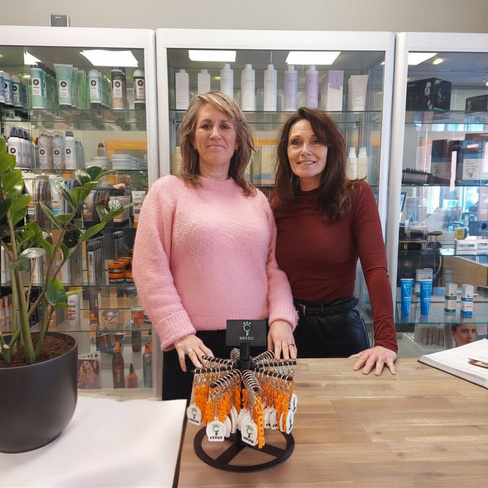 Ondernemers achter de toonbank met een Keyco Waarderingspunt-display