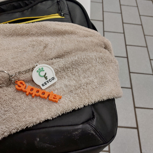 Keyco- en Supporter-sleutelhangers op een handdoek