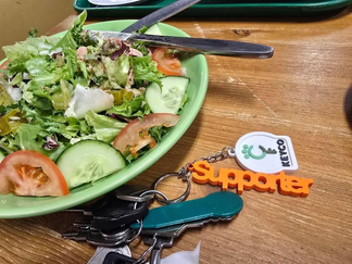 Sleutelbos met Keyco naast een lunchbord